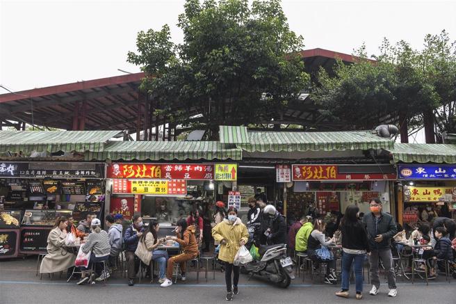 台灣小吃聞名遐邇，在夜市裡，一定要嚐嚐在地小吃，感受邊走邊吃的暢快。（圖／台灣光華提供）
