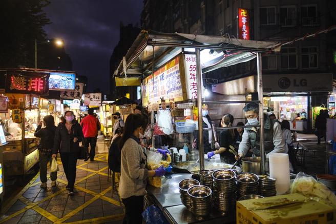 寧夏夜市推出集合多種小吃的「千歲宴」，讓時間有限的遊客可一次嚐鮮。（圖／台灣光華提供）