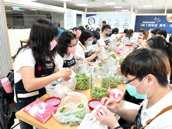 现在高雄青梅盛产，DIY脆梅及梅酒正当时(高雄市农业局提供)
