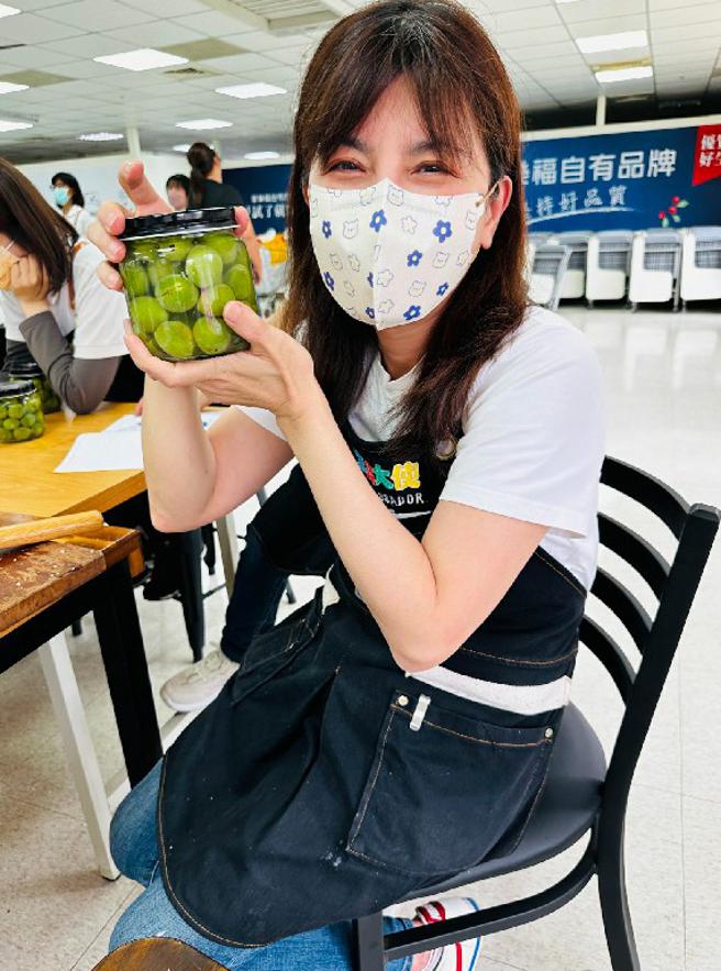 自己酿制脆梅、梅醋或梅酒，健康又美味。(高雄市农业局提供)