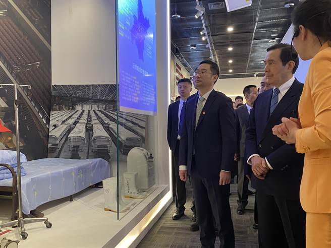 前总统马英九率团至大陆访问，参访抗击新冠疫情武汉保卫战专题陈列展。（蓝孝威摄）