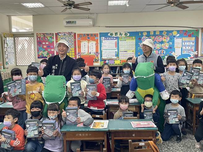 后龙镇长谢清辉30日上午扮起吼龙骑士送礼物到后龙国小。（后龙镇公所提供／谢明俊苗栗传真）