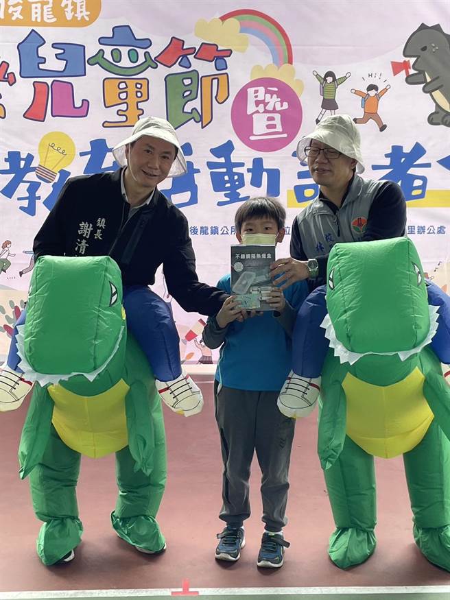 后龙镇长谢清辉30日上午扮起吼龙骑士送礼物到后龙国小。（后龙镇公所提供／谢明俊苗栗传真）