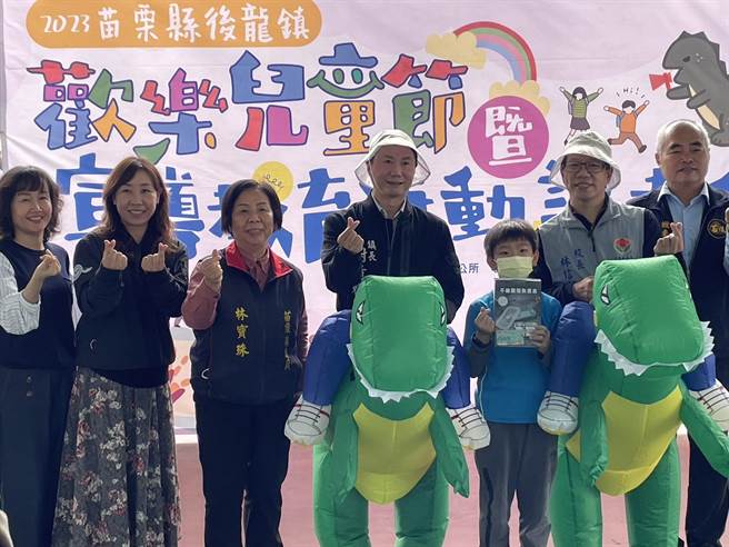 后龙镇长谢清辉30日上午扮起吼龙骑士，与县议员林宝珠等送礼物到后龙国小。（后龙镇公所提供／谢明俊苗栗传真）