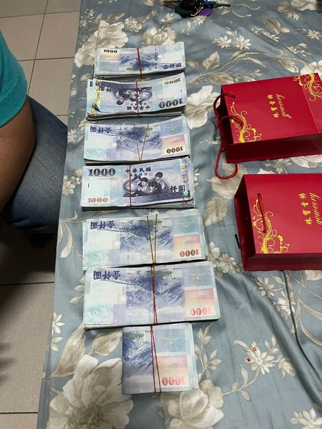 警方又逮捕郭姓男子查扣贓款約62萬元。（翻攝照片／高雄洪靖宜傳真）