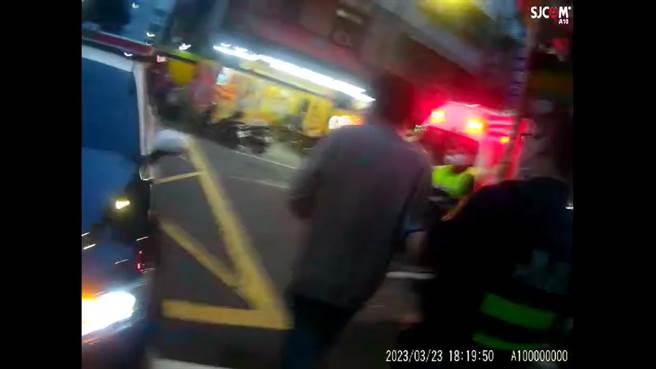 警方到场先协助伤者送医。（警方提供）