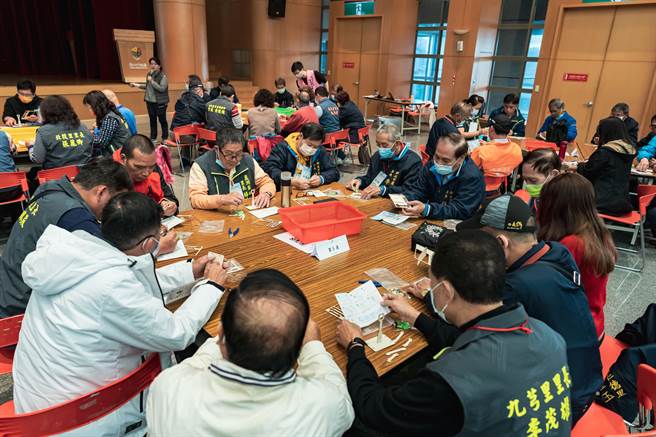 新北市环境公民教育推广计画课程使用的小型风车教具说明书为简体文字。（新北市环保局提供）