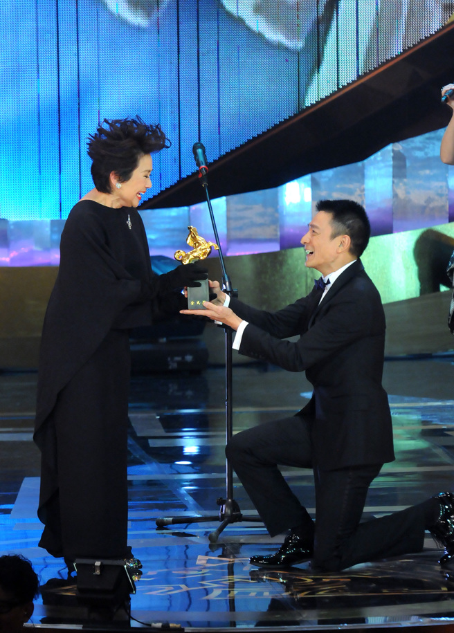 刘德华曾在金马奖颁奖典礼上，跪着给叶德娴献上影后宝座。(中时资料照片)