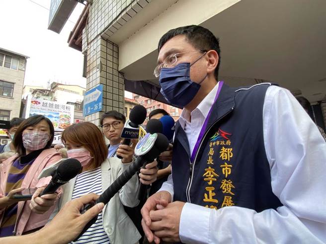 台中市中区台湾大道299巷10号30日上午惊传房屋倒塌，造成1死2伤，都发局长李正伟说，目前推断可能系因施工不当导致公安事件发生，后续将配合劳检单位查察。（张妍溱摄）