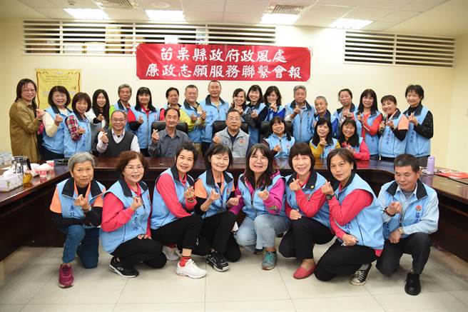 县府秘书长陈斌山与志工团队合照。（苗栗县政府提供／李京升苗栗传真）