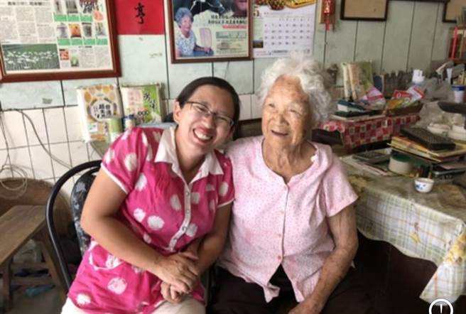无米乐稻米促进会总干事张美雪（左）说，「崑滨婶」黄许崇娥（右）离世，地方许多人得知消息很不舍。（张美雪提供／张毓翎台南传真）