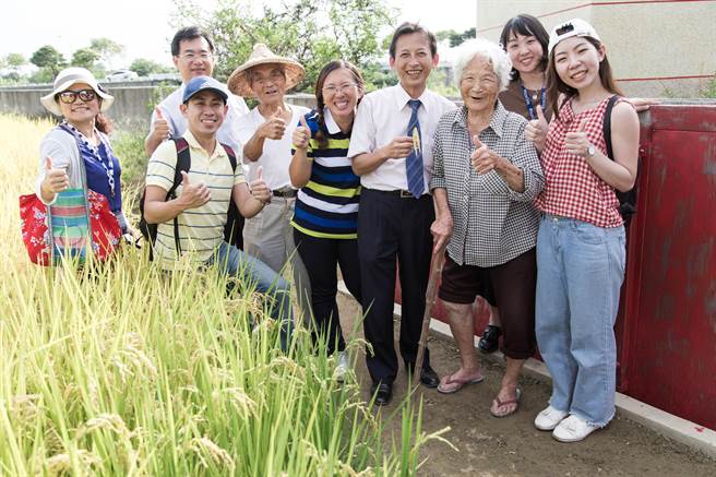 「崑滨婶」黄许崇娥（右三）生前热情地向来访的外地游客合影。（张美雪提供／张毓翎台南传真）