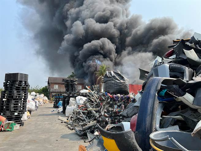 台南关庙区南雄路一处资源回收厂今下午1点50分传出火警。(读者提供／曹婷婷台南传真)