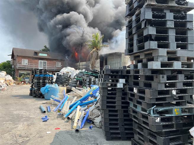 台南关庙区南雄路一处资源回收厂今下午1点50分传出火警。(读者提供／曹婷婷台南传真)