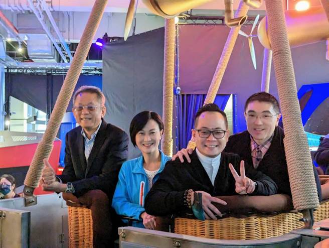 基隆市长谢国梁（右起）、基隆市议长童子玮、基隆市议员何淑萍及智崴集团董事长欧阳志宏共同体验充满蒸汽庞克风格的「戴尔塔飞艇」。（张志康摄）