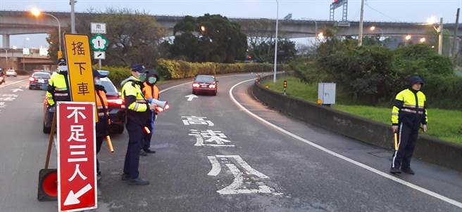 4月1日上午6至12時，幼獅交流道及楊梅交流道南向入口匝道實施高乘載管制。（警方提供／蔡明亘桃園傳真）