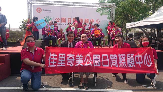 佳里奇美医院院长周伟倪（黑西装者）主持日照中心开幕仪式。（程炳璋摄）