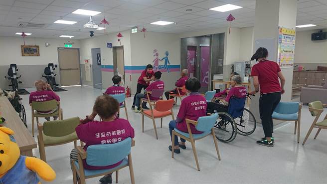 佳里奇美医院将员工宿舍大楼1楼改造为日照中心。（程炳璋摄）