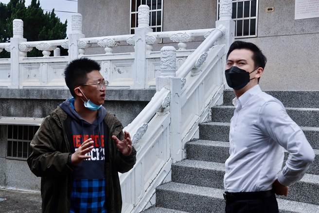 竹北市长郑朝方（右）现勘了解各个公墓实际现况。（竹北市公所提供／罗浚滨新竹传真）