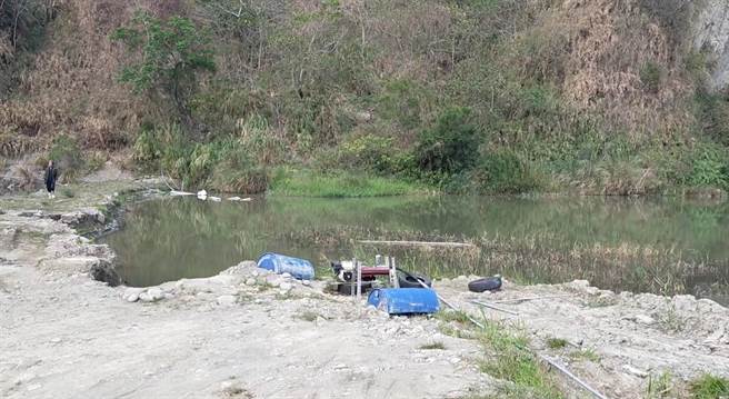 曾文水库下游果农抨击灌溉取水的水塘遭清除水库淤泥的厂商倒置淤沙，衝击灌溉水源。（读者提供／程炳璋台南传真）