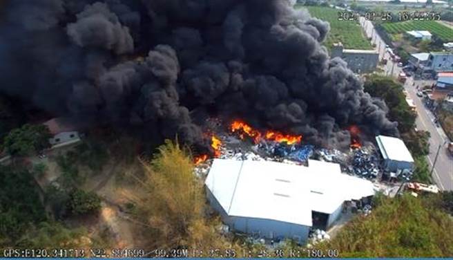 关庙区一家资源回收厂今天下午失火，目前火势仍持续延烧，大批警消全力灌救。(台南市消防局提供／曹婷婷台南传真)