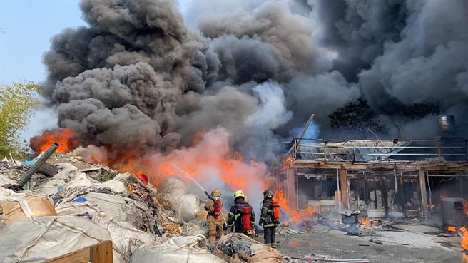 关庙区一家资源回收厂今天下午失火，目前火势仍持续延烧，大批警消全力灌救。(台南市消防局提供／曹婷婷台南传真)