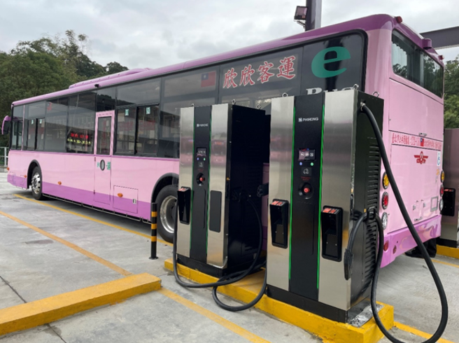 欣欣客运电动公车及木栅二站快充充电桩。(戴志扬翻摄)
