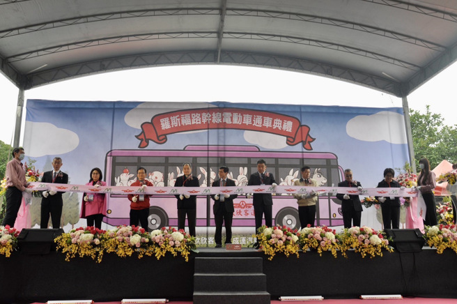 欣欣客运罗斯福路干线电动公车通车典礼，台北市交通局长谢铭鸿、欣欣客运董事长范大维、成运汽车董事长吴定发等都亲自出席。(戴志扬翻摄)