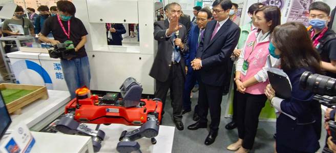 第2届高雄智慧城市展今（30）日在高雄展览馆开幕，高雄市长陈其迈（右三）与会智见证智慧城市成果。（柯宗纬摄）