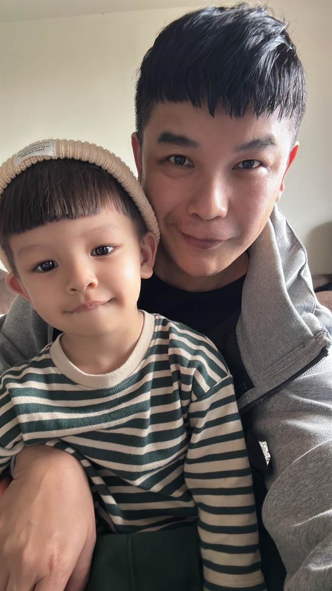 古小伟与儿子。（古小伟提供）