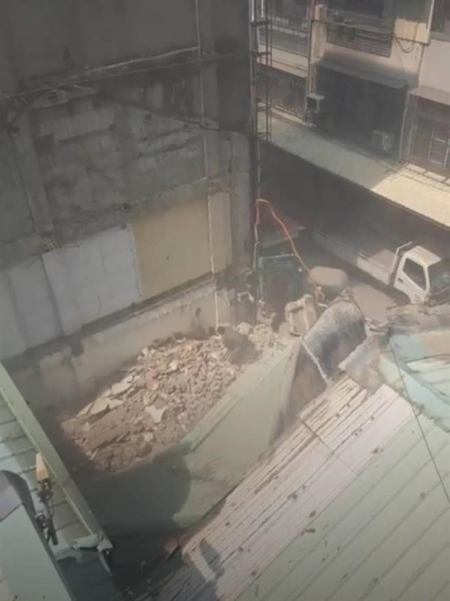 台中市中区台湾大道299巷5号房屋30日上午惊传倒塌，附近民眾录下房屋倒塌影片po上网，另蔡姓工人最后身影曝光。（图撷自影片）