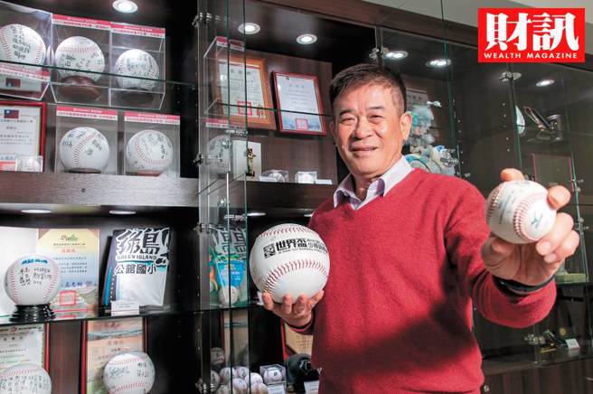 近年來企業界風行運動行銷，創見資訊因長年贊助高中甲級籃球聯賽，也意外搭上熱潮，這讓董事長束崇萬直呼，沒想到現在有這麼多人關注。(圖/財訊提供)