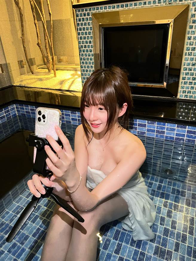 言言日前无预警突袭祭出直播福利，吸引近万名粉丝观看。（Up直播提供）