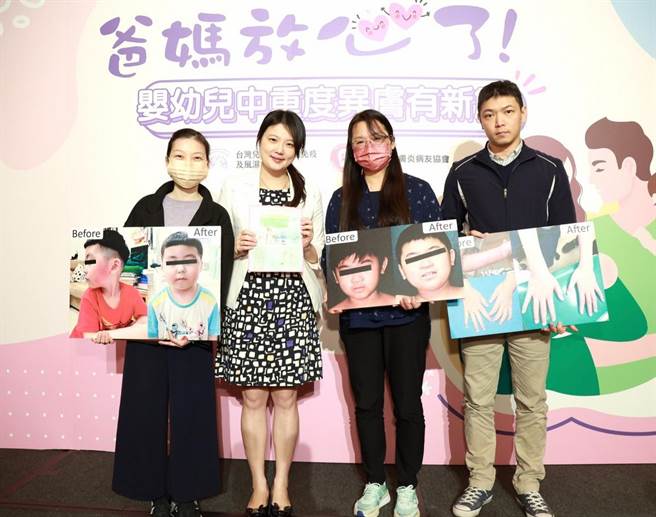 新北市土城醫院皮膚科楊靜宜主任(左二)與異膚嬰幼兒家長共同分享異膚照護經驗。(異位性皮膚炎病友協會提供)