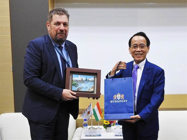 匈牙利布达佩斯市副市长Gabor Kerpel-Fronius于30日率团参访高雄，并拜会高雄市副市长林钦荣，双方针对智慧城市发展经验、智慧交通等议题意见交流。（高市府行国处提供／洪浩轩高雄传真）