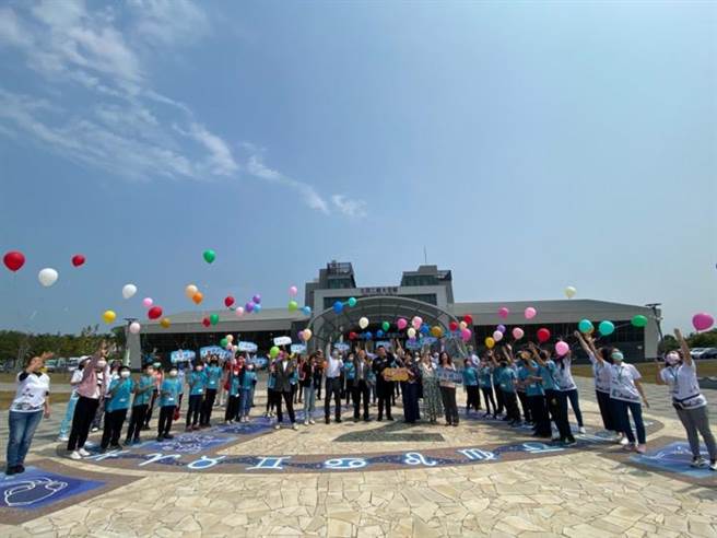 嘉义县科学教育中心办理「北回二馆太空教育馆一日游学课程」，眾人施放汽球进行启动仪式。（嘉义县政府提供／邱显诚嘉义传真）