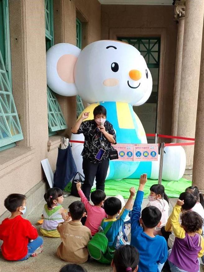 今年自来水园区再度邀人气幼儿读物主角「小行星乐乐」，化身3米高充气玩偶，让民眾合影。（北水处提供／张芷瑜台北传真）