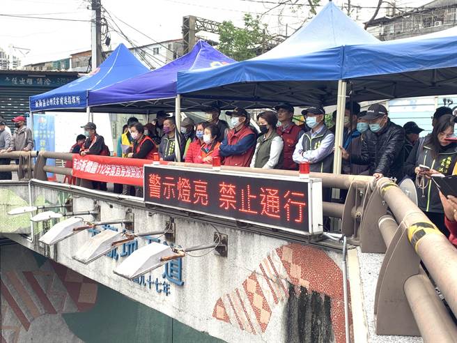 邱敬斌视察防汛整备工作。（板桥区公所提供）