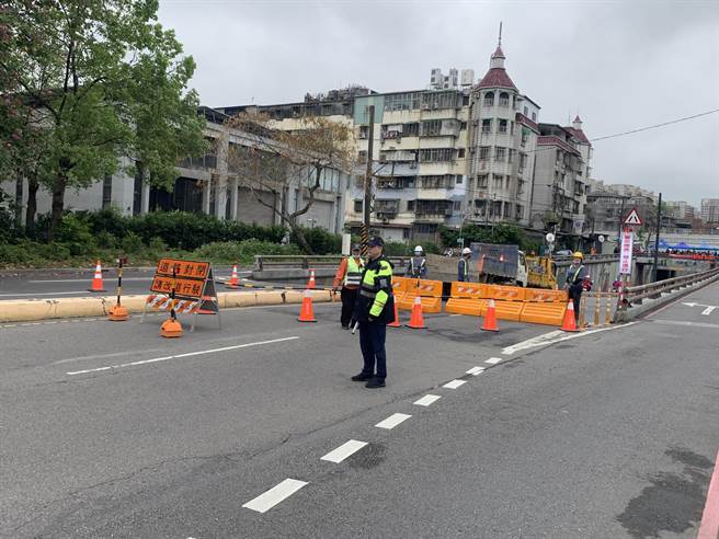 大观车行地下道封闭进行演练。（板桥区公所提供）