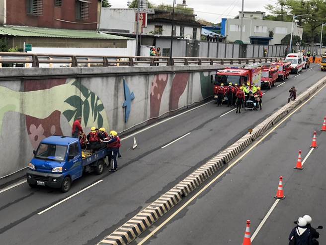 消防人员进行受困人力救援。（板桥区公所提供）