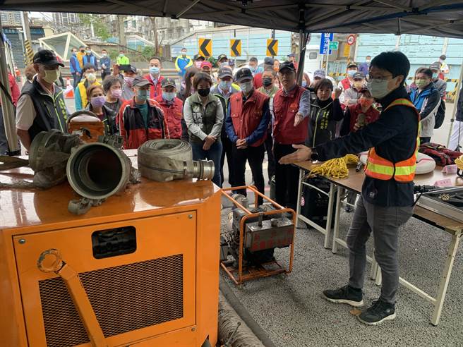 公所介绍移动式抽水机。（板桥区公所提供）