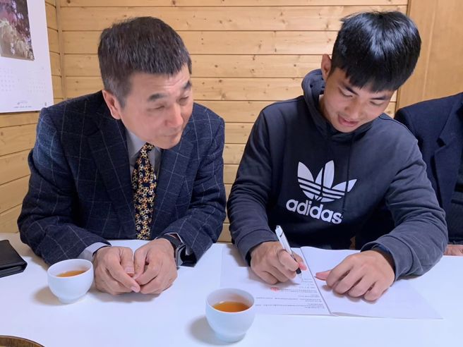 台体大足球教练赵荣瑞(左)带着子弟兵蔡宇翔(右)前往日本鹿岛酿造俱乐部完成签约。(赵荣瑞提供)