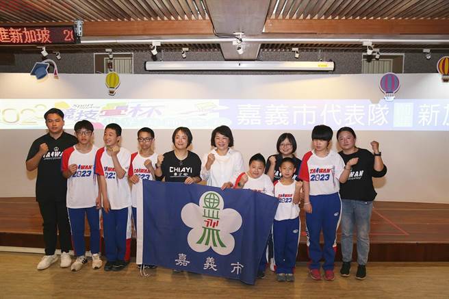 嘉義市長黃敏惠授旗6名特教選手挺進2023競技疊杯世界盃錦標賽。（嘉義市政府提供／廖素慧嘉市傳真）