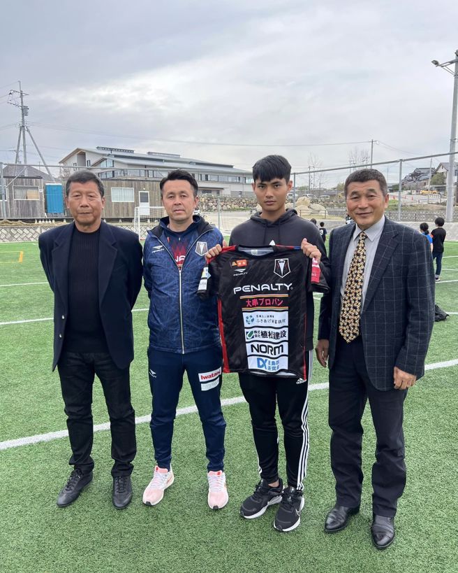 台体大教练赵荣瑞(右一)与爱徒蔡宇翔(右二)、球队顾问吴国鸿(左)、日本鹿岛酿造队总教练永吉龙也(左二)合照。(赵荣瑞提供)