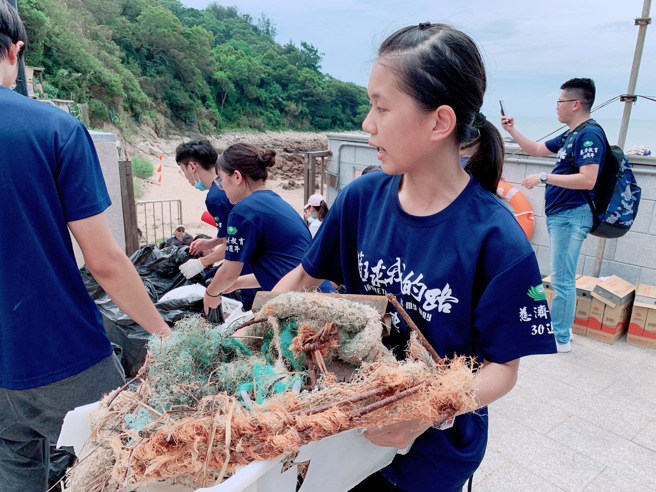 简君蕙利用暑假期间到兰屿、马祖推动环保。(照片/慈济科技大学提供)