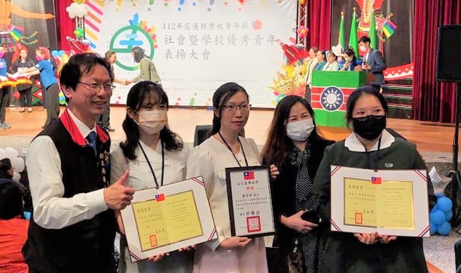 慈济科技大学学生郭佳文（右一）荣获112年花莲县大专优秀青年奖。(照片/慈济科技大学提供)