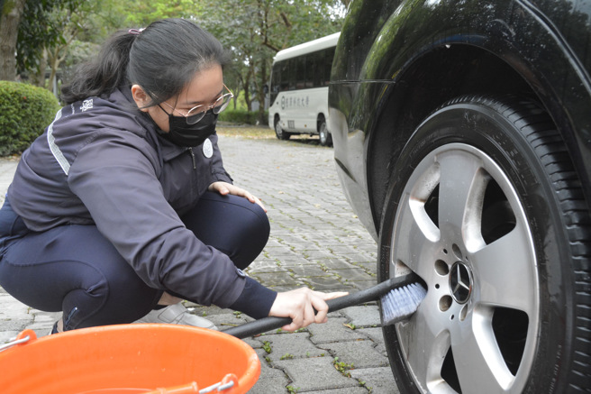 郭佳文主动发起为土叙强震灾民募款的洗车服务。(照片/慈济科技大学提供)