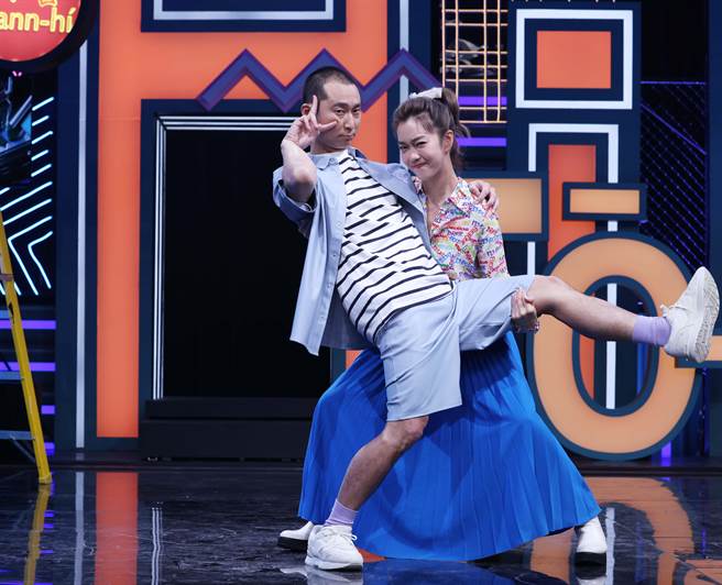 浩子（左）、大霈今天出席《HiHi导览先生》第2季开播记者会。（公视台语台提供）