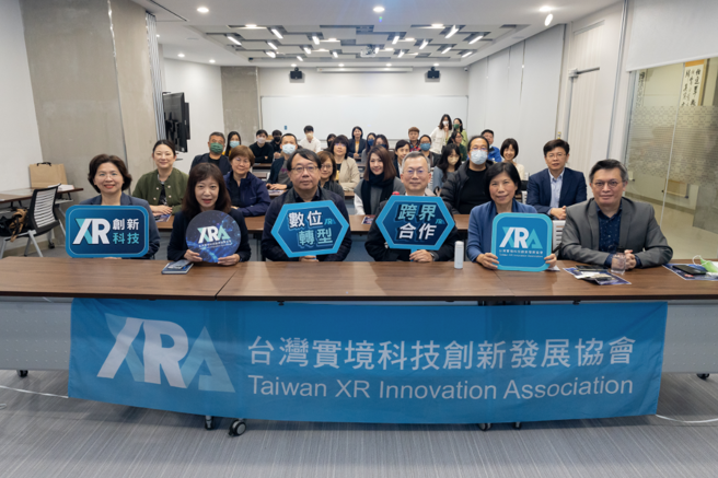XRA協會理事長白璧珍率領XRA協會參訪政大達賢圖書館，政大校長李蔡彥說明校務發展。(照片/台灣實境科技創新發展協會提供)