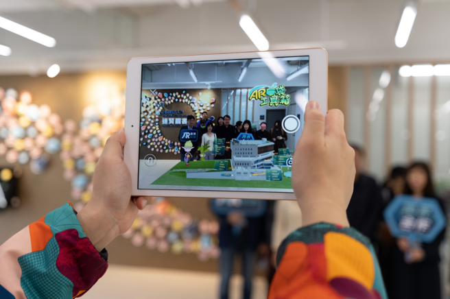 用AR掃描會跳出3D建物的虛擬影像。(照片/台灣實境科技創新發展協會提供)